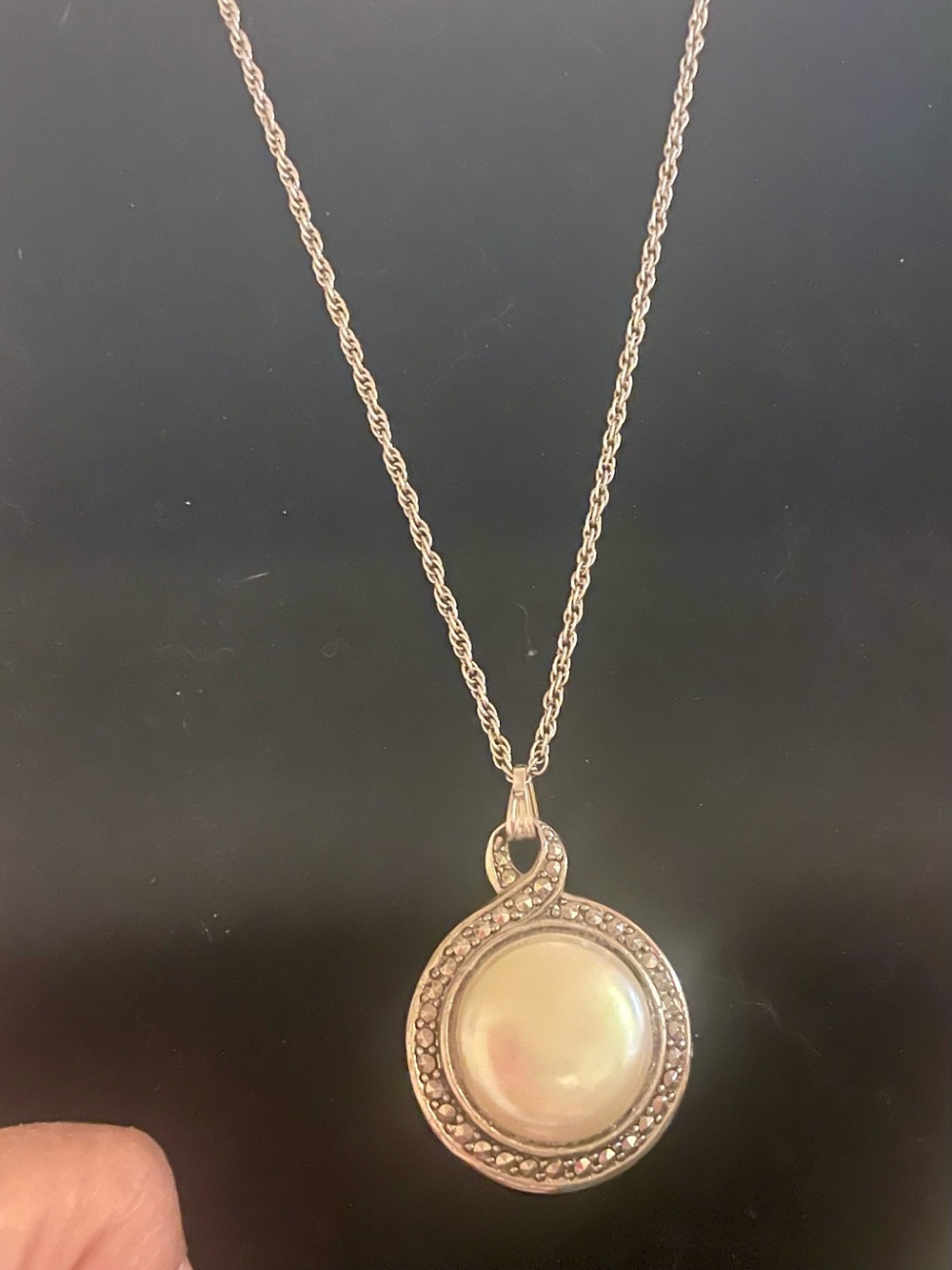 Avon Cream Pearl-Look Pendant Necklace with Sparkling Accents